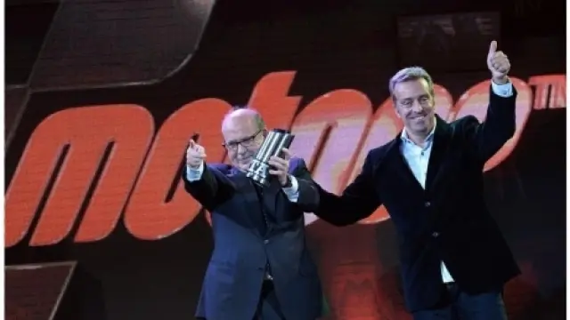 Antonio Gasión recibe el premio de manos del presidente de la IRTA, Hervé Poncheral.