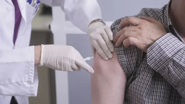 Un paciente se vacuna en un centro de salud de Zaragoza