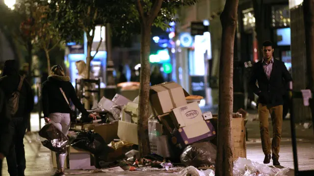 La basura se sigue acumulando en las calles de Madrid.