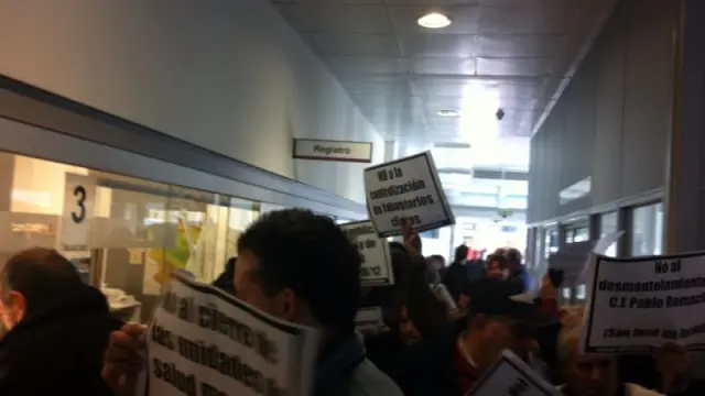 Los manifestantes han entrado en la Consejería para mostrar su rechazo.
