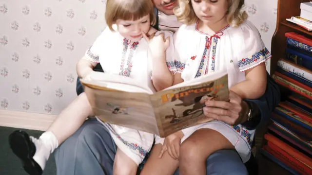 Walt Disney con sus dos hijas, Sharon (izquierda) y Diane (derecha)