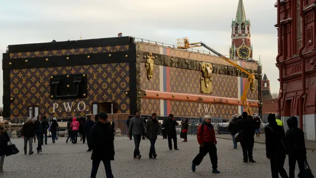 Pabellón de Louis Vuitton instalado en la plaza Roja de Moscú