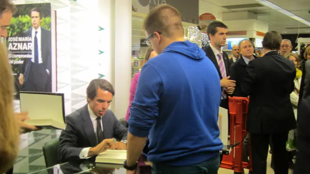 Aznar firma el primer libro de la tarde.