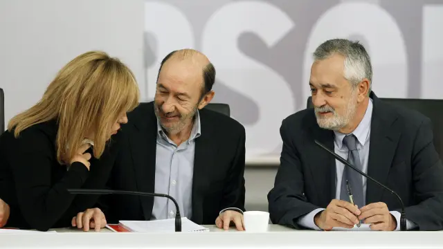 El secretario general del PSOE, Alfredo Pérez Rubalcaba (c), junto al presidente del PSOE, José Antonio Griñán (d), y la vicesecretaria general, Elena Valenciano