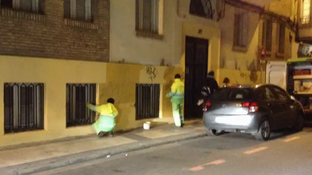 Dos operarios eliminan pintadas en Zumalacárregui