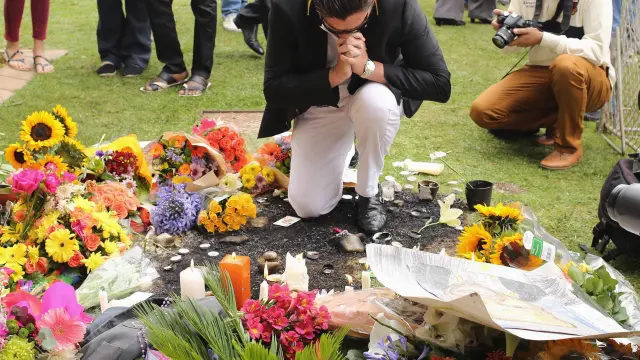 Velas, flores y fotos recuerdan a Madiba