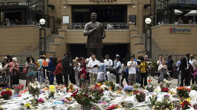 Flores para Mandela en una plaza de Johannesburgo