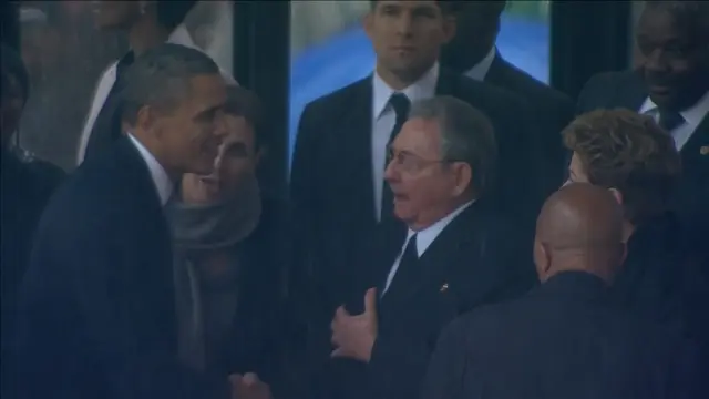 Obama da la mano a Raúl Castro