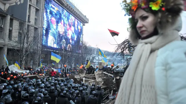 Una mujer ucraniana contempla los choques entre la Policía y los manifestantes