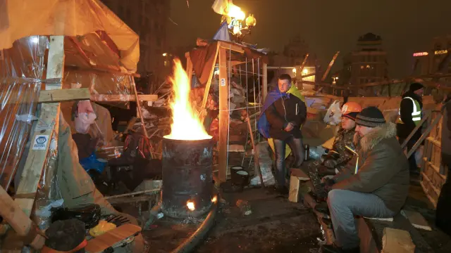 Los manifestantes luchan contra el frío en las barricadas levantadas en Kiev