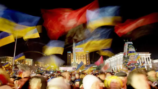 Manifestantes en Kiev con banderas de Ucrania y de la UE