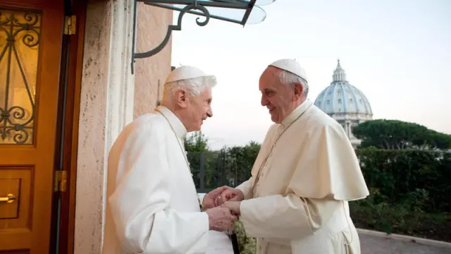 El papa Francisco (d), saludando a su predecesor, el papa emérito Benedicto XVI