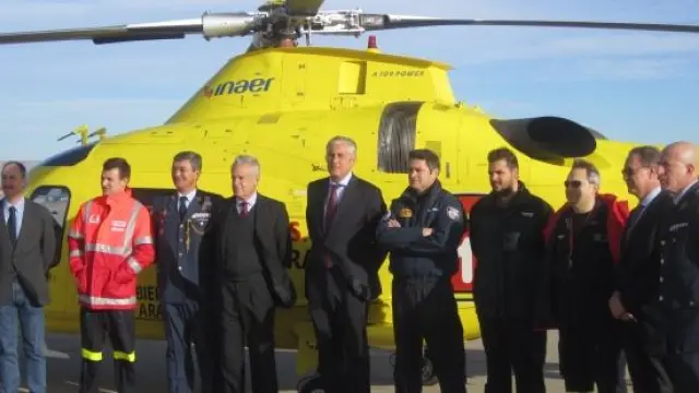 Autoridades junto al helicóptero medicalizado