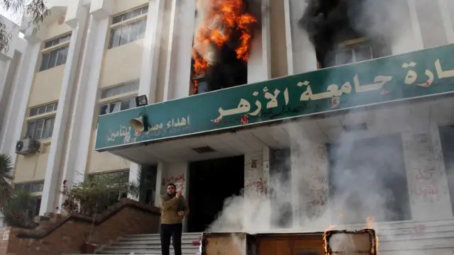 Incendio en uno de los edificios de la Universidad Al-Azhar