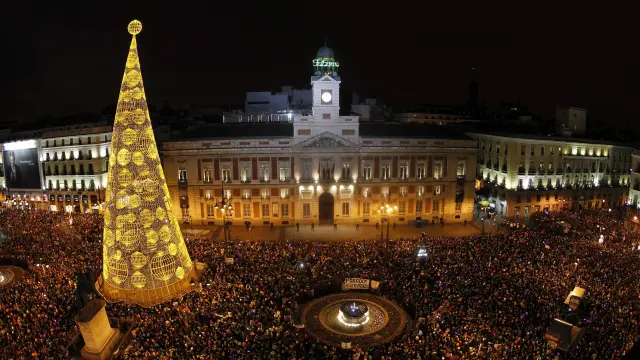 Imagen de la Puerta del Sol en plenas campanadas