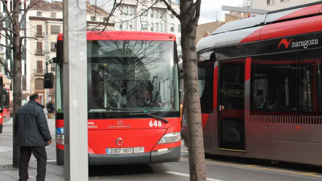 Autobús y tranvía en el centro de Zaragoza