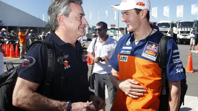 Los pilotos españoles Marc Coma y Carlos Sainz