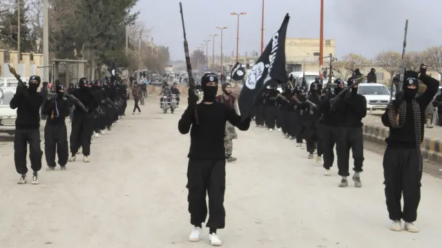 Miembros del Estado Islámico de Iraq y Siria desfilaron por la localidad siria de Tal Abyad