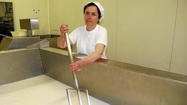 Conchi Mata, maestra quesera de la firma, dirige el proceso de producción en la planta artesanal de Adahuesca.