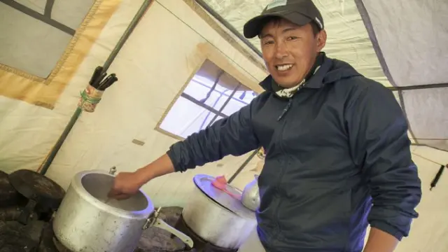 El cocinero nepalí Nathi Sherpa