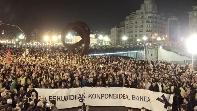 Miles de personas se manifiestan en Bilbao entre gritos a favor de los presos