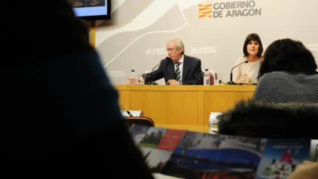 El consejero de Economía y Empleo del Gobierno de Aragón, Francisco Bono y la directora general de Turismo, Elena Allué