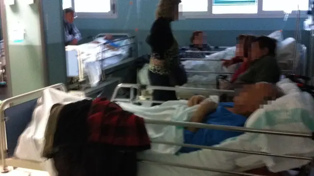En las Urgencias del hospital Miguel Servet, este miércoles al mediodía, había varios pacientes en los pasillos