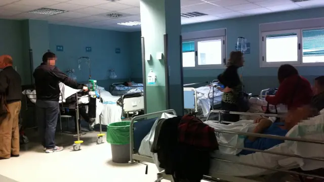 Pacientes encamados en los pasillos de las Urgencias del Servet