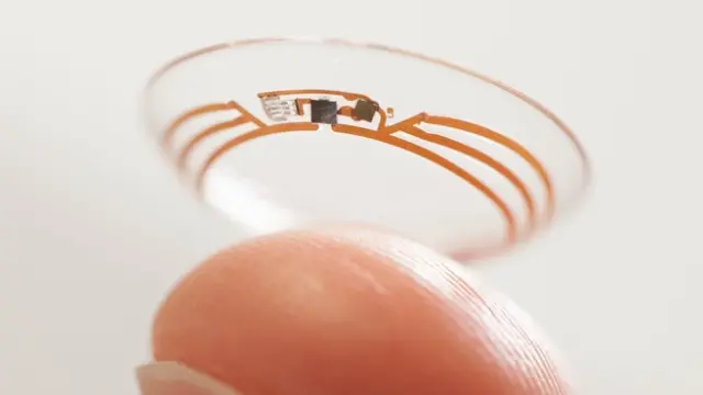 Las lentillas inteligentes están equipadas con un chip inalámbrico y un sensor incluidos entre dos capas de material