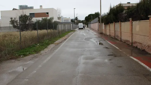 Tramo de la calle de Encinacorba sin aceras en Zaragoza