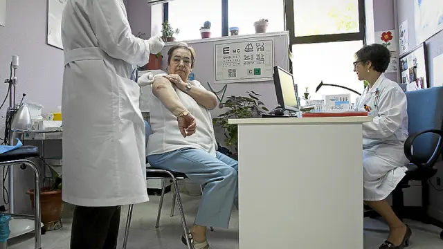 Una paciente se vacuna en un centro de salud de Zaragoza