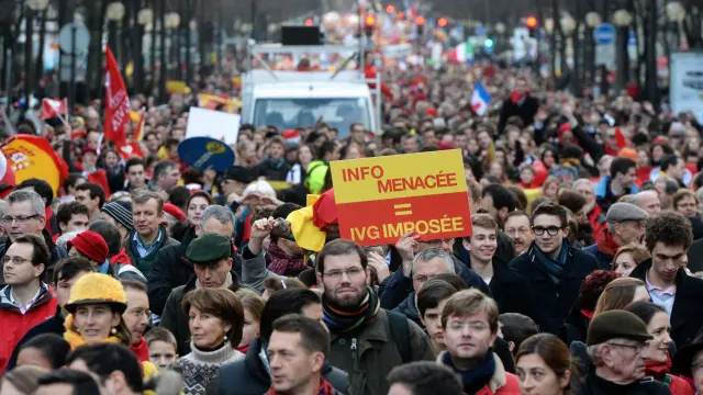 Miles de personas se manifiestan en París contra el aborto