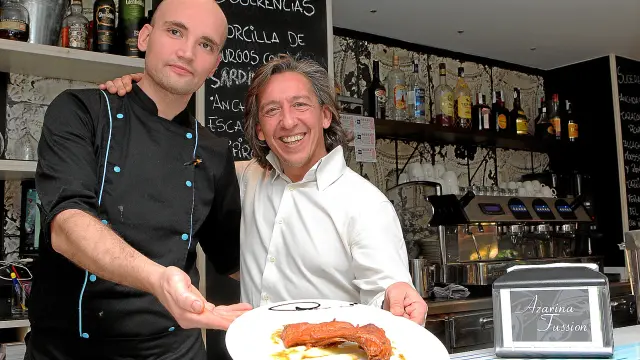 Ismael Herrero y Pedro Ruiz, del restaurante Azarina Fussion, con el plato elaborado con la receta de manzana