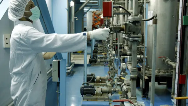 técnicos de la OIEA inspeccionando una planta de uranio en Isfahan (Irán).