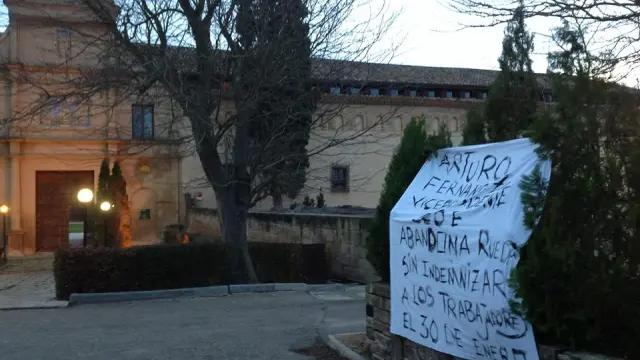 Cartel de protesta en el Monasterio de Rueda