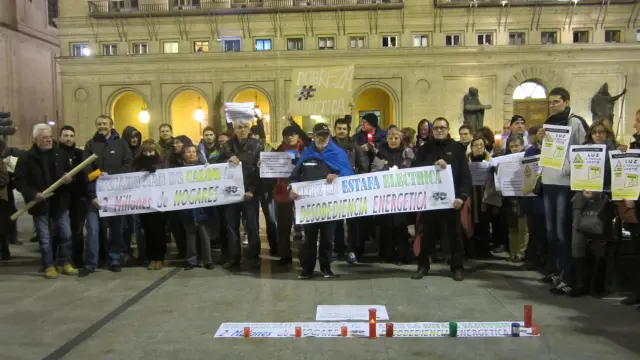 Un centenar de personas se concentran contra la pobreza energética en Zaragoza