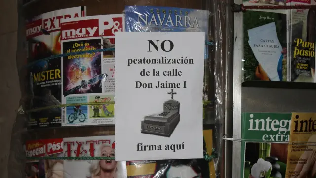 Cartel contra la peatonalización de Don Jaime en una de las tiendas