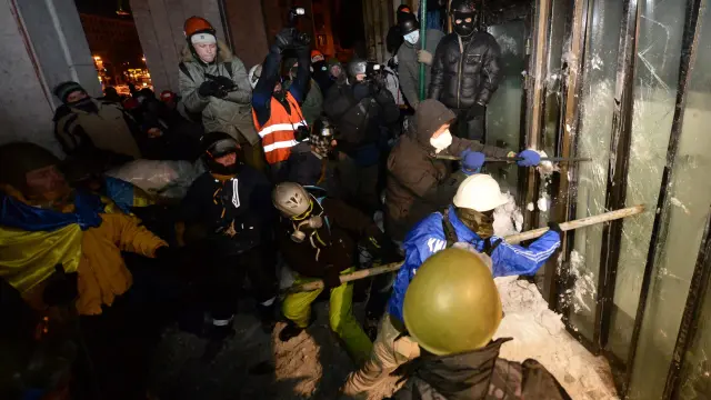 Manifestantes tratan de asaltar la Ukrainian House, donde la policía se ha refugiado
