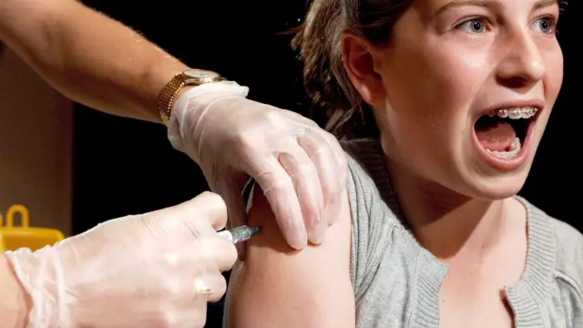 La vacuna contra la hepatitis A es innocua, bien tolerada y confiere inmunidad duradera en casi el cien por cien de los casos.