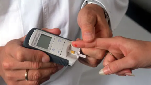 Un aparato mide la glucosa en sangre