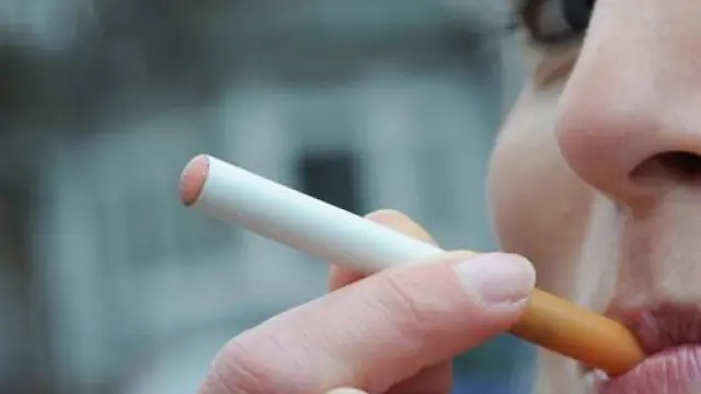 Fumar solo tabaco también se relacionó con un tamaño más pequeño de la cabeza del hijo y menor peso al nacer.