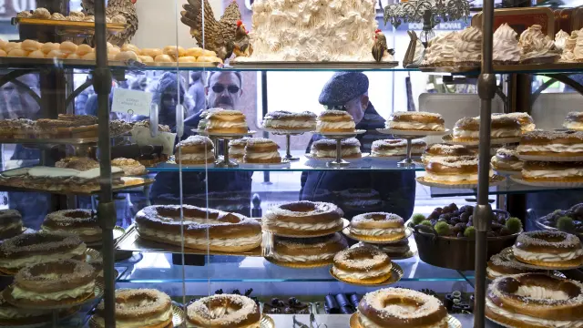 El escaparate de una conocida pastelería de la capital aragonesa lleno de roscones