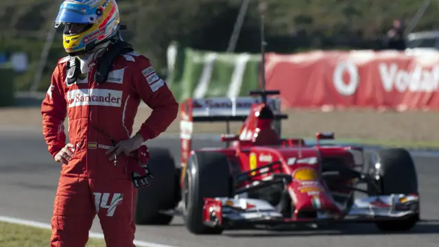 El Ferrari de Alonso se ha parado en la pista de Jerez