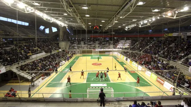Un partido en el Palacio de Deportes de Huesca