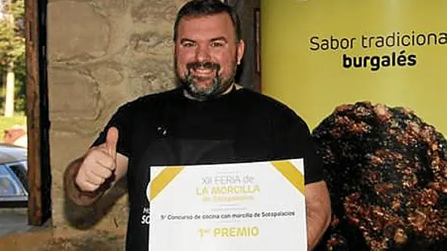 El chef aragonés Óscar Rodríguez, tras ganar un premio de cocina con morcilla de Sotomayor.