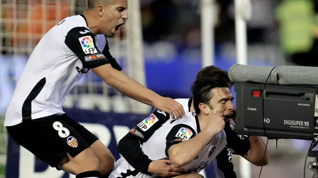 Postiga celebra un gol con el Valencia
