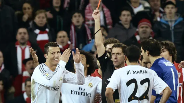 Ayza Gómez muestra la roja a Cristiano Ronaldo