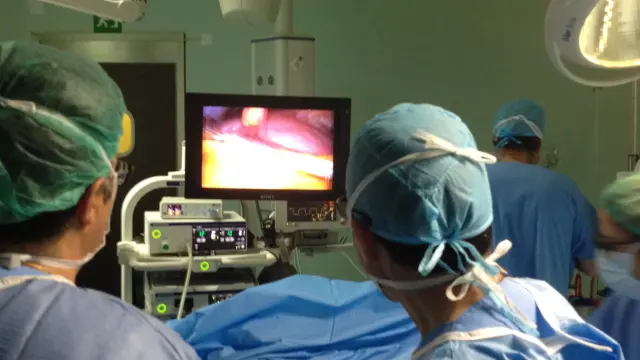 Imagen de una de las intervenciones laparoscópicas realizadas con la torre quirúrgica 3D en el Hospital Viamed Montecanal