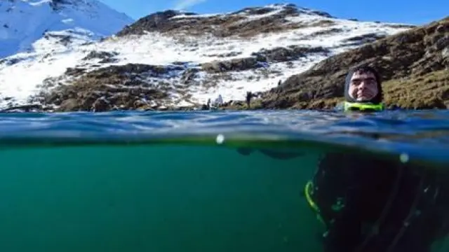 Buceo en el ibón de Baños en Panticosa, en el Pirineo aragonés