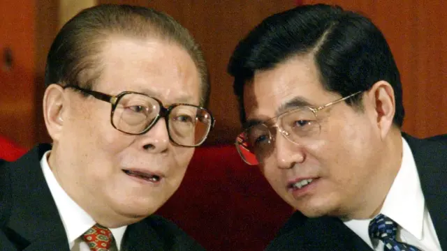 El actual presidente chino, Hu Jintao, habla con Jiang Zemin (izquierda)